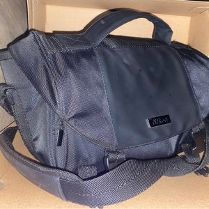 Nikon Deluxe Digital SLR DSLR Black Padded Shoulder Camera Case